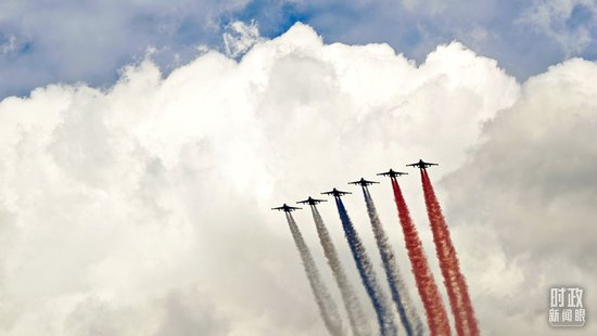 △5月7日，参加纪念苏联伟大卫国战争胜利80周年庆典彩排的空中飞行梯队飞越红场。（总台央视记者王哈男拍摄）