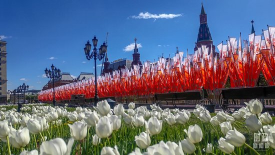  △莫斯科街头的胜利日旗帜。（总台央视记者杨波拍摄）