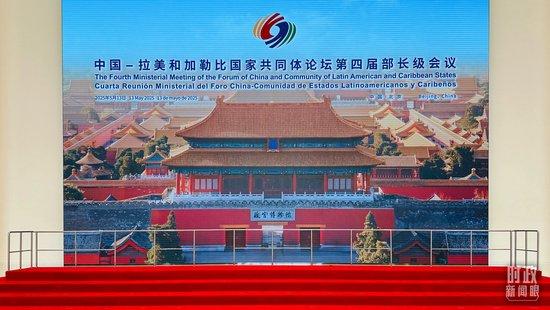 △习主席在这里同与会嘉宾集体合影,这是合影前的场景。(总台央视记者范一鸣拍摄)