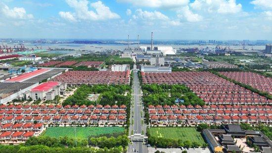 鸟瞰江苏省江阴市长江村（2023年11月摄）。（受访者供图）