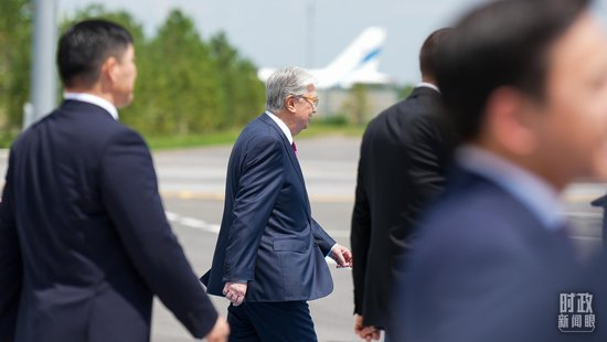  △托卡耶夫总统亲自赴机场迎接习主席。（总台记者李晋拍摄）