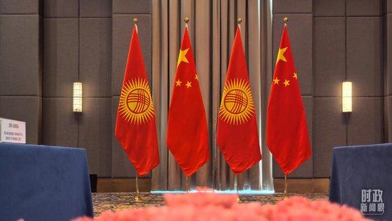 △双边会见在这里举行，这是中吉两国国旗。（总台央视记者刘琦拍摄）