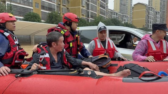 　▲救援人员在城区转移群众 图源：榕江县消防救援大队