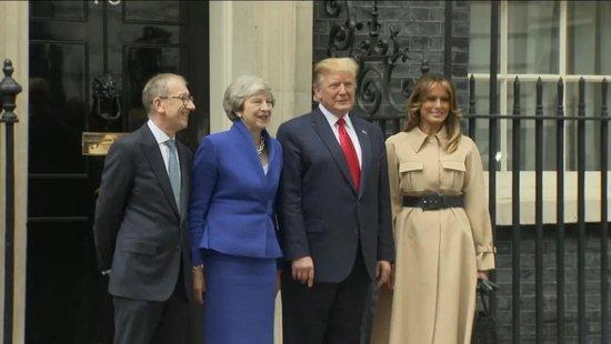 2019年特朗普夫妇访问英国时与时任英国首相特雷莎·梅及其丈夫菲利普在唐宁街10号门口合影