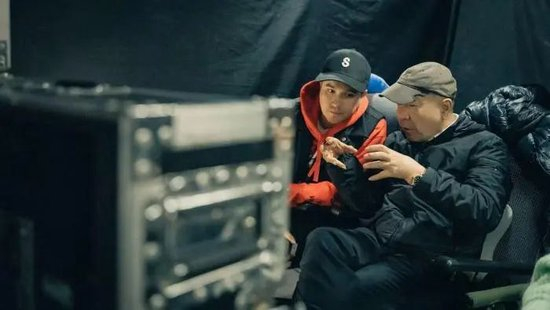 郑晓龙与曹译文在工作中。剧方供图