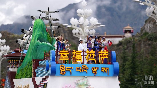 △“幸福拉萨”彩车。（总台记者李晋拍摄）