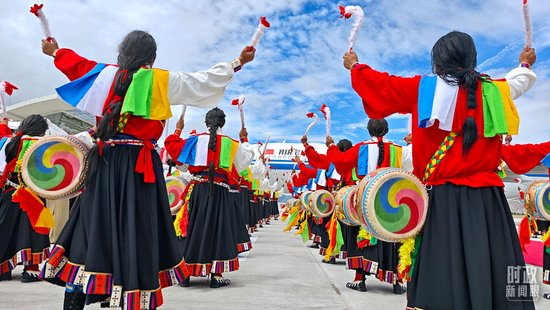  △机场的欢送人群。（总台央视记者许永松拍摄）