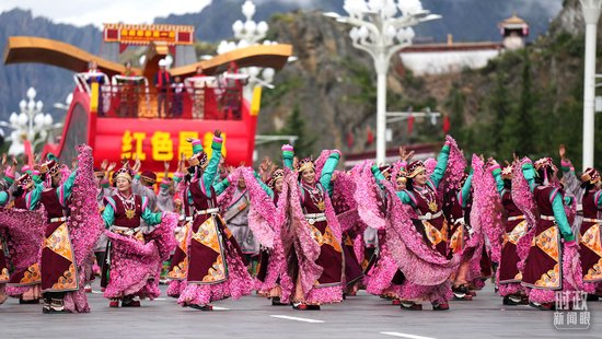 △载歌载舞的游行群众。（总台记者李晋拍摄）