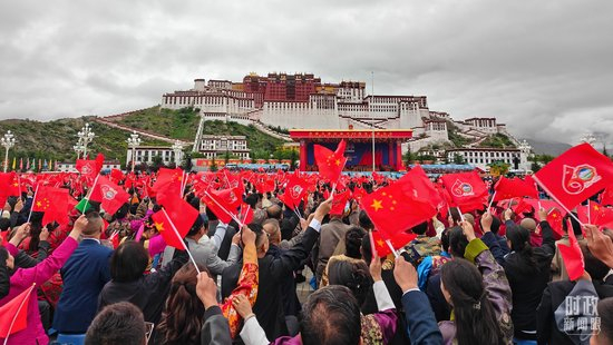 △西藏自治区成立60周年庆祝大会在拉萨布达拉宫广场隆重举行。（总台央视记者赵化拍摄）