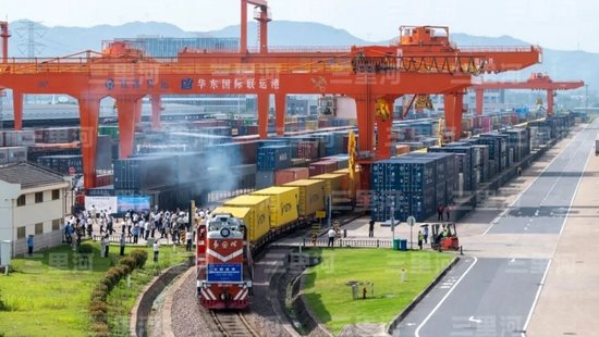 2025年6月，首趟中歐班列（金華—巴?！蛶欤┛缋锖H運輸走廊班列開(kāi)行。經(jīng)濟圖/中新社發(fā) 胡肖飛 攝