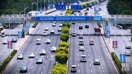 △天津街头的上合组织标语。（总台记者孙强拍摄）