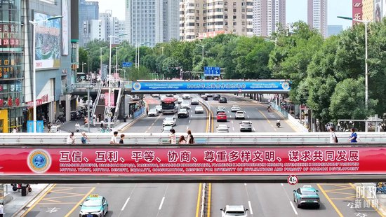 △天津街头的“上海精神”标语。（总台记者孙强拍摄）
