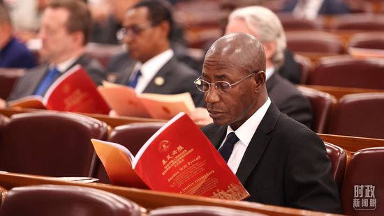  △参加文艺晚会的国际友人。（总台央视记者魏帮军拍摄）