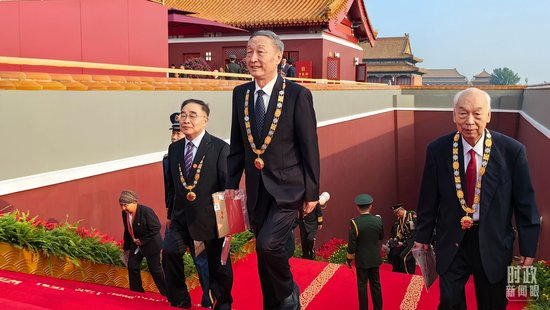 △“共和国勋章”“七一勋章”“八一勋章”和国家荣誉称号获得者代表等登上天安门城楼。（总台央视记者段德文拍摄）