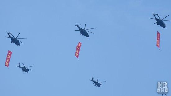 △9月3日,3架直升机分别悬挂“正义必胜”“和平必胜”“人民必胜”条幅飞过天安门广场。(总台记者李晋拍摄)