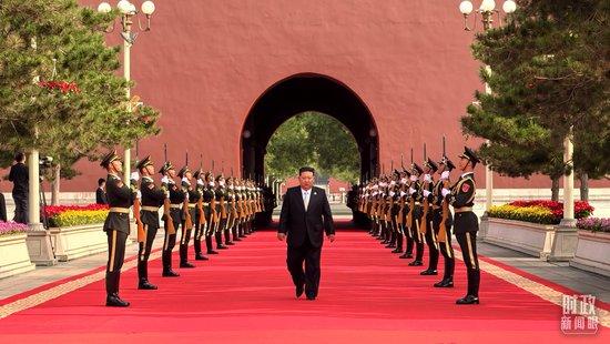 △9月3日上午,金正恩抵达端门外广场参加迎宾仪式。(总台央视记者李增仁拍摄)