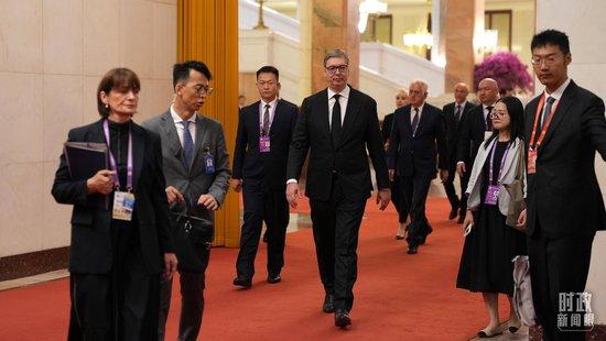 △塞尔维亚总统武契奇抵达人民大会堂。(总台记者李晋拍摄)
