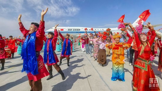 △乌鲁木齐天山国际机场，新疆各族群众热烈欢迎总书记到来。（总台央视记者范凯、史伟拍摄）