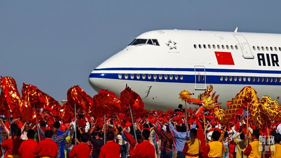 △习近平总书记乘坐的专机抵达乌鲁木齐。（总台央广记者潘毅拍摄）