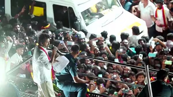  ▲人们向舞台方向挤压