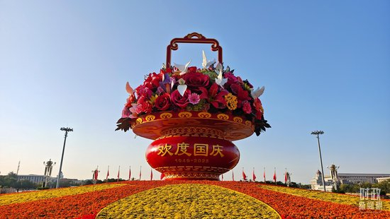  △天安门广场上的大花篮。（总台央视记者韩锐拍摄）