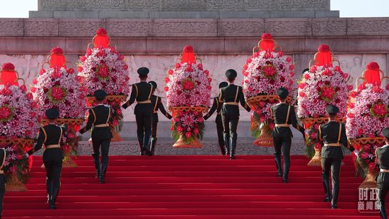 △烈士纪念日向人民英雄敬献花篮仪式现场。（总台记者李晋拍摄）