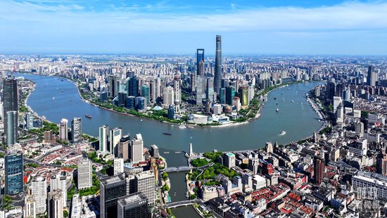  △ 上海外滩。4月30日，部分省区市“十五五”时期经济社会发展座谈会在上海召开。（总台央视记者范凯拍摄）