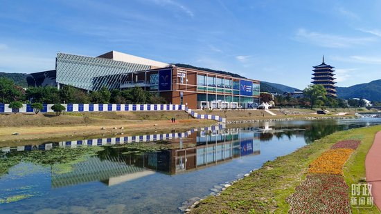 △远眺APEC新闻中心。(总台央视记者曹亚星拍摄)