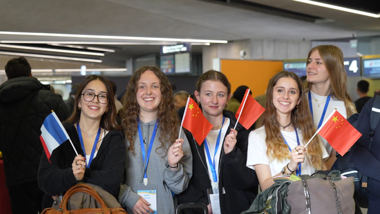 4月4日，13名来自法国亚眠的高中生在巴黎戴高乐机场候机，准备前往中国大连交流学习。新华社记者 孙鑫晶 摄