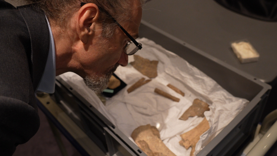 8月1日，位于法国巴黎的赛努奇博物馆，专家正在进行甲骨文数字化采集工作。新华社记者 孙鑫晶 摄