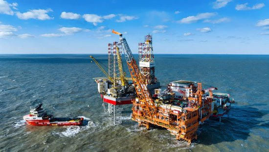 这是2025年2月8日拍摄的渤中26-6油田一期开发项目海上作业平台（无人机照片）。新华社发（杜鹏辉 摄）