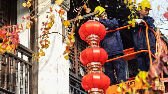 2025年12月11日,南京,工作人员在老门东景区更新灯笼。(图/视觉中国)