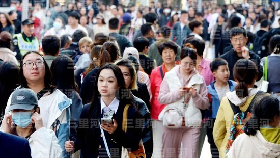 南京路步行街上行人絡繹不絕。