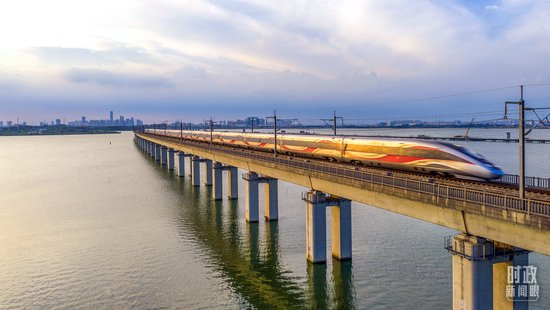 飞驰在京沪高铁上的列车。(图/视觉中国)