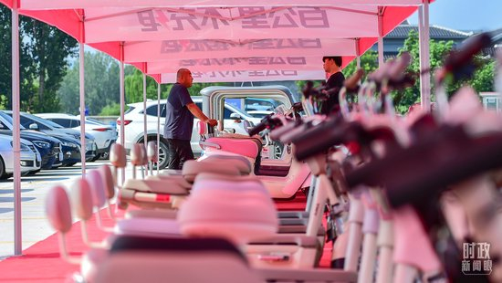 2025年7月11日,山东潍坊,消费者在“消费品以旧换新进社区、进乡村、进企事业单位”活动现场选购电动自行车。(图/视觉中国)