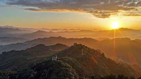 2025年8月7日，在河北省遵化市境内拍摄的古长城晨景（无人机照片）。新华社发（刘满仓摄）