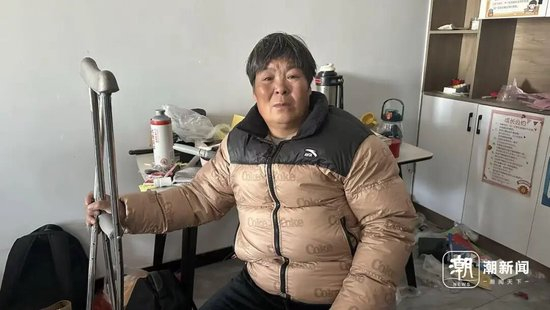 来女士的母亲无声落泪。潮新闻记者 张小斌 摄