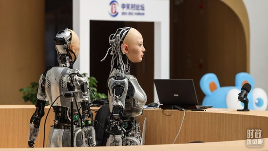 △2025年3月21日,北京中关村国际创新中心的具身智能机器人。(图/视觉中国)