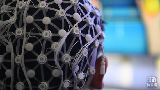 △2026年1月24日,安徽省脑机接口创新发展大会现场一位穿戴脑机接口设备的体验者。(图/视觉中国)