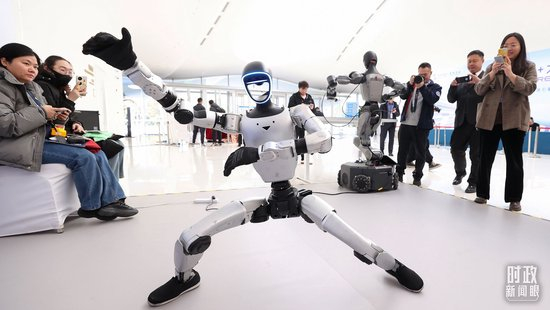 △2025年11月16日,机器人在北京2025人工智能+大会上表演功夫。(图/视觉中国)