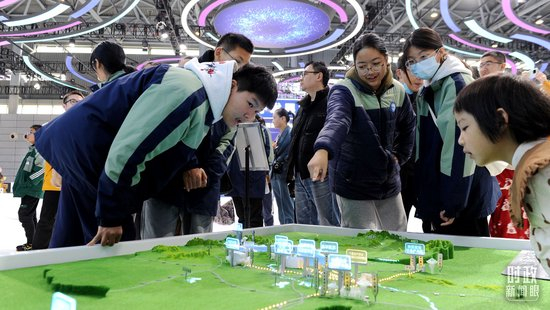 △2025年11月22日,观众在2025量子科技和产业大会现场参观体验。(图/视觉中国)