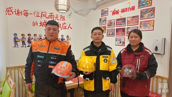 △新街口父母食堂里休息的快递工作人员。（总台央视记者钟信伟拍摄）