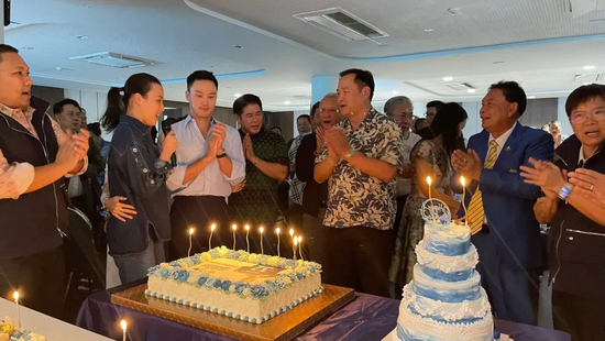 ·佩克（前左三）参加阿努廷（前右三）生日庆祝活动。（泰国《每日新闻》）