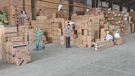  △据谭小林发来的照片，目前在伊朗的中国同胞还在厂房里照常工作。