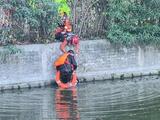 浙江一大爷晨练时看到河里漂着“机器人”，越想越不对劲，折返后发现竟是有人落水！消防民警用时3分钟将落水老人救起，老人已无生命危险