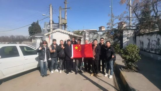 　华联会成员与中国民众的合影