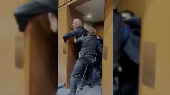 　　3月4日，因抗议对伊朗军事行动，前海军陆战队员在美国会高喊：“没人想为以色列而战”。图源：美媒视频截图