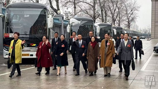 △江苏代表团乘车前往人民大会堂。（总台记者黄成拍摄）