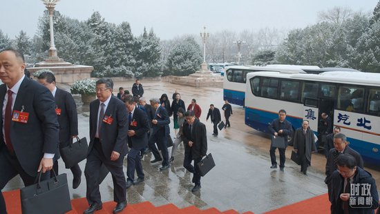  △江苏代表团抵达人民大会堂。（总台记者丁然拍摄）