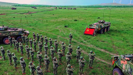 △2025年7月1日，“刘老庄连”组织党员重温入党誓词。（解放军画报谢沅鑫拍摄）